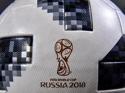Bedanya, motif di Telstar 18 berupa hitam gradasi ke abu-abu dan kata Telstar serta logo Piala Dunia Rusia 2018 diberi warna emas. Foto: Mladen Antonov/AFP