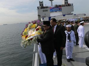 Hari Pahlawan, Upacara di Atas KRI dan Tabur Bunga di Laut Jawa