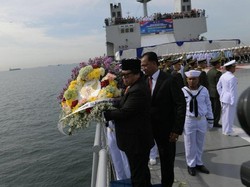 Hari Pahlawan, Upacara di Atas KRI dan Tabur Bunga di Laut Jawa