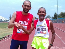Senyum Penarik Becak Mbah Dar, Peraih Medali Kejuaraan Lari di Chile