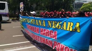 Penampakan Buruh yang Long March ke Balai Kota