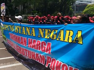 Penampakan Buruh yang Long March ke Balai Kota