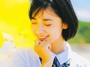 Lucunya Shen Yue Naik Bangku saat Syuting Meteor Garden Remake Lucunya Shen Yue Naik Bangku saat Syuting Meteor Garden Remake