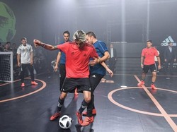 Podolski, Kaka, dan Del Piero menjajal Telstar 18 dengan memainkannya di sela-sela acara peluncuran. Foto: Mladen Antonov/AFP
