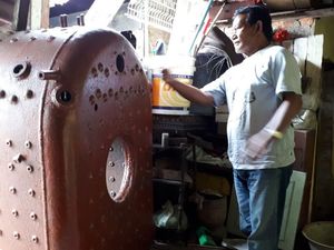 Kenang Jasa Pahlawan, Desi Simpan Lokomotif Penjajah di Rumahnya