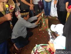 Jenazah dr Letty Dimakamkan, Adiknya Menangis Histeris
