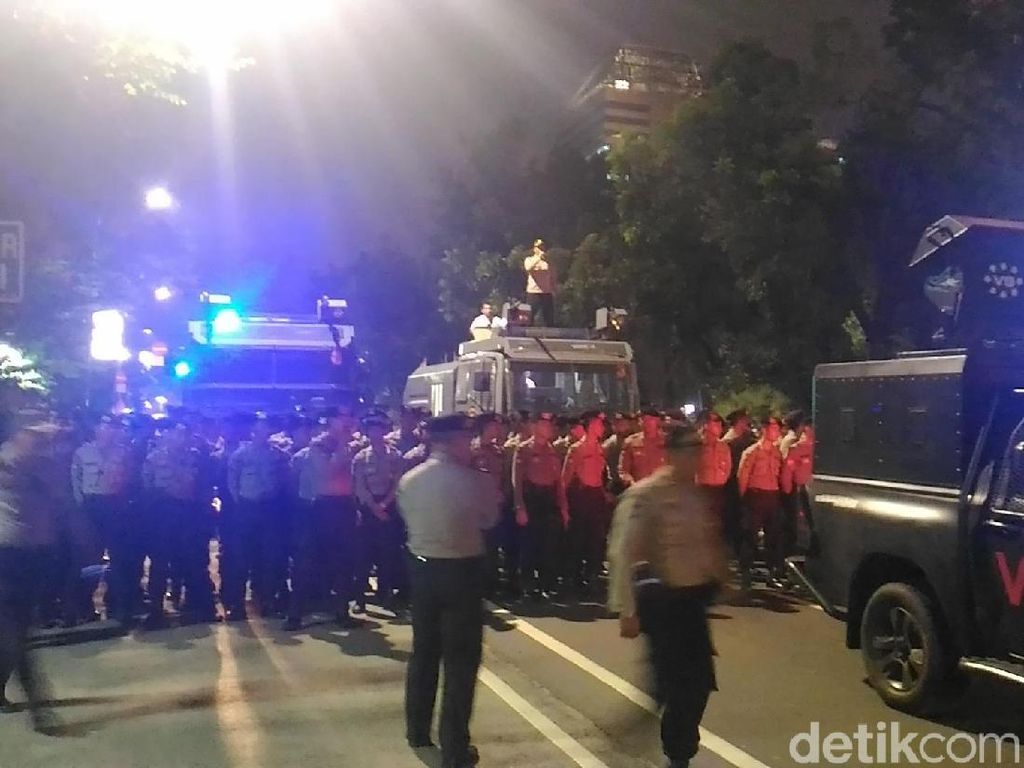 Massa Buruh Bubar Setelah Kapolres Memberi Peringatan 4 Kali Massa Buruh Bubar Setelah Kapolres Memberi Peringatan 4 Kali