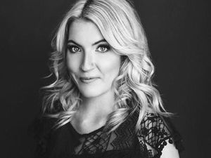 Tetap Pede Ikut Kontes Kecantikan Meski Bertubuh Bengkok