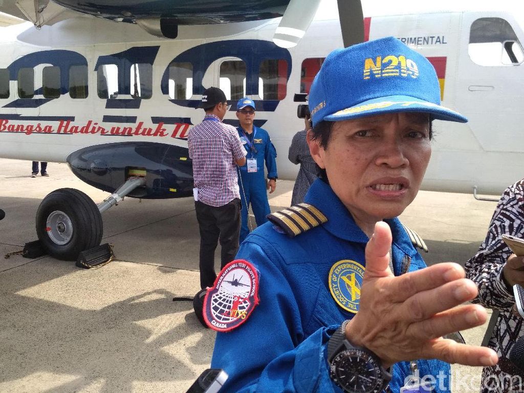 Ini Dia Esther Gayatri, Perempuan Pertama yang Menerbangkan N219 Ini Dia Esther Gayatri, Perempuan Pertama yang Menerbangkan N219