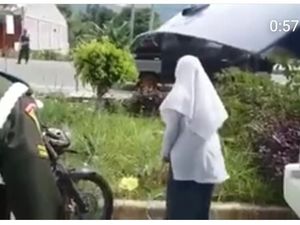Kelakuan Kids Jaman Now Saat Ditilang, Sepak Helm hingga Maki Polisi