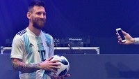 Saya suka semuanya, desain barunya, warnanya, segalanya, ujar Messi soal Telstar 18. Foto: Mladen Antonov/AFP