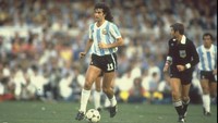 Sukses Tango River Plate membuat Adidas tak menelurkan edisi baru untuk Piala Dunai 1982, hanya saja nama bolanya berubah menjadi Adidas Tango Espana. Di antara beberapa perubahan kecilnya adalah penggunaan lapisan berbahan polyurethane agar bola antiair, yang menandai dimulainya era sintetis. (Steve Powell/Allsport/GettyImages)