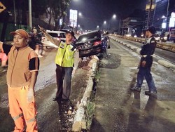 Sedan Tabrak Separator Busway di Warung Buncit