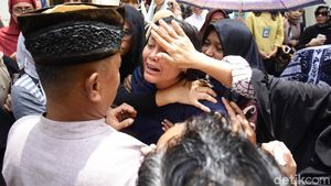 Isak Tangis Keluarga Iringi Pemakaman dr Letty