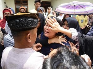 Isak Tangis Keluarga Iringi Pemakaman dr Letty Isak Tangis Keluarga Iringi Pemakaman dr Letty