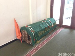 Tiba di Masjid Al Hidayah, Jenazah Letty Disalatkan Setelah Jumatan