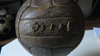 Allen, adalah nama bola untuk Piala Dunia 1938 di Prancis. Warna dasarnya hitam dengan tali berwarna putih. Namun tali tersebut berubah warna karena terkena tanah dan lumpur. (Foto: worldcupballs.info)
