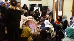 Foto: Tangis Histeris Pecah di Rumah Duka dr Letty