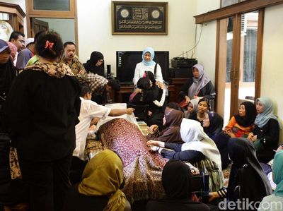 Foto: Tangis Histeris Pecah di Rumah Duka dr Letty
