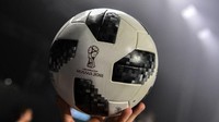 Sama seperti edisi Telstar terdahulu, Telstar 18 pun dibuat dengan motif totol hitam-putih. Foto: Mladen Antonov/AFP