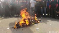 Aksi Bakar-bakaran Massa Demo Buruh di Depan Balai Kota