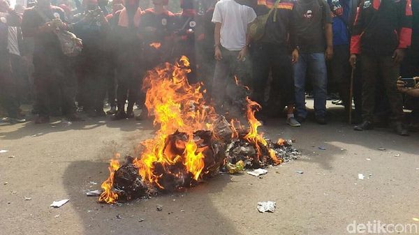 Aksi Bakar-bakaran Massa Demo Buruh di Depan Balai Kota