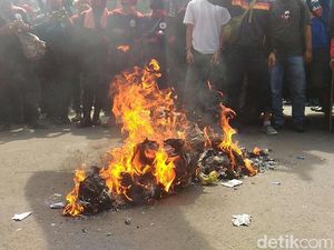 Aksi Bakar-bakaran Massa Demo Buruh di Depan Balai Kota
