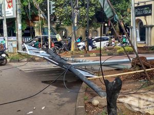 Tiang Listrik dan Reklame Roboh di Bekasi, Lalin Macet