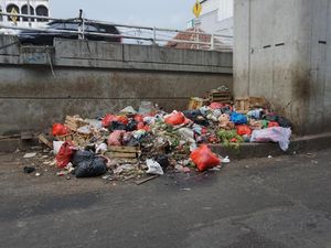 Sampah Menumpuk di Flyover Kebayoran Lama, Warga Ingin Ada Boks