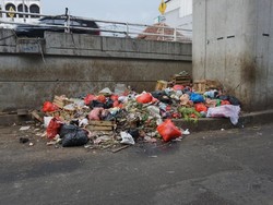 Sampah Menumpuk di Flyover Kebayoran Lama, Warga Ingin Ada Boks