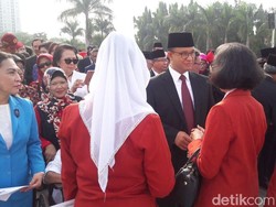 Gubernur Anies Ikut Upacara Peringatan Hari Pahlawan di TMP Kalibata