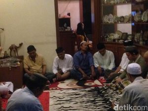 Warga dan Kerabat Hadiri Tahlilan dr Letty di Rumah Duka Warga dan Kerabat Hadiri Tahlilan dr Letty di Rumah Duka
