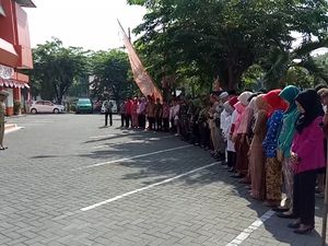 Pegawai Kantor Pos ini Mengheningkan Cipta Kenang Jasa Pahlawan