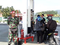 Peringati Hari Pahlawan, Karyawan SPBU Pakai Kostum Pejuang