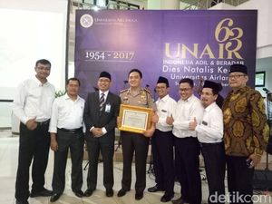 Kapolrestabes Surabaya Dapat Penghargaan dari Universitas Airlangga