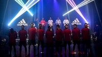 Alessandro Del Piero, Xabi Alonso, Zinedine Zidane, Kaka, dan Lukas Podolski hadir dalam acara peluncuran Telstar 18 di Moskow. Foto: Mladen Antonov/AFP