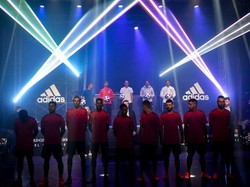 Alessandro Del Piero, Xabi Alonso, Zinedine Zidane, Kaka, dan Lukas Podolski hadir dalam acara peluncuran Telstar 18 di Moskow. Foto: Mladen Antonov/AFP