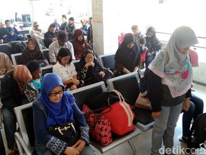 Calon Penumpang KA di Kutoarjo Hening Cipta di Hari Pahlawan