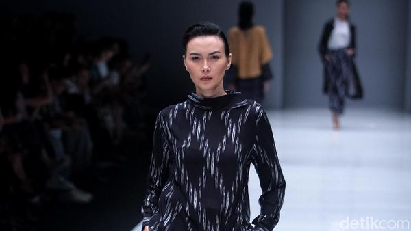 Foto: 15 Koleksi Busana Didiet Maulana Terinspirasi Arsitektur Bali