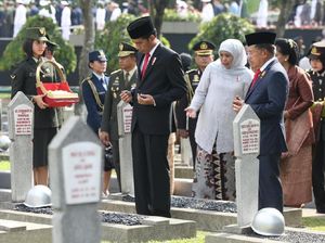 Potret Saat Jokowi-JK Tabur Bunga di TMP Kalibata