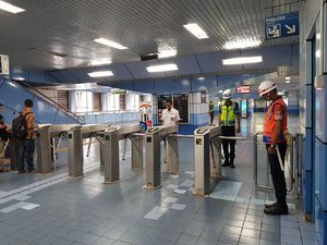 Asyiknya Traveling Naik KRL Hari Ini, Ada Lagu Pahlawan