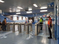 Diajak Mengheningkan Cipta, Ini yang Dilakukan Penumpang KRL