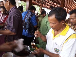 Usai Nikahan Kahiyang, Penarik Becak dan Tukang Sapu di Solo Sumsuman