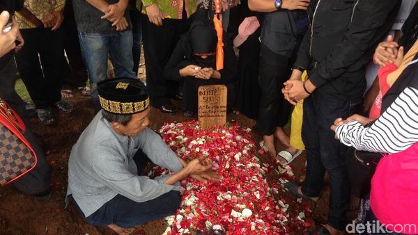 Tangis Keluarga di Pusara dr Letty yang Tewas Ditembak