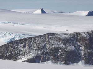 Mengapa Pesawat Dilarang Terbang Melintasi Antartika?