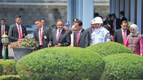 Momen Anies Antar Jokowi Naik Pesawat di Bandara Halim