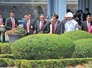 Momen Anies Antar Jokowi Naik Pesawat di Bandara Halim
