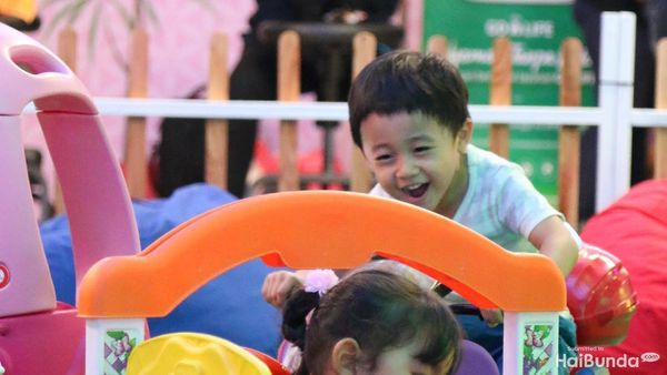 Keseruan Anak-anak Saat Asyik Main di Playground