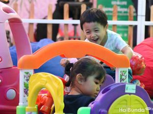 Keseruan Anak-anak Saat Asyik Main di Playground