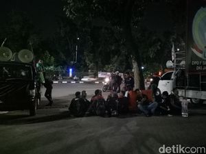 Massa Buruh Masih Bertahan di Depan Balai Kota DKI